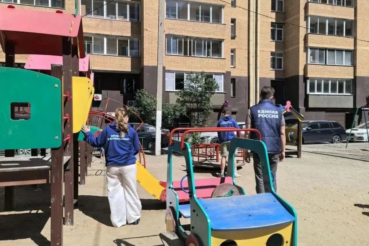 Мониторинг безопасности детских площадок в Иркутске проводят активисты городского отделения «Единой России» и МГЕР