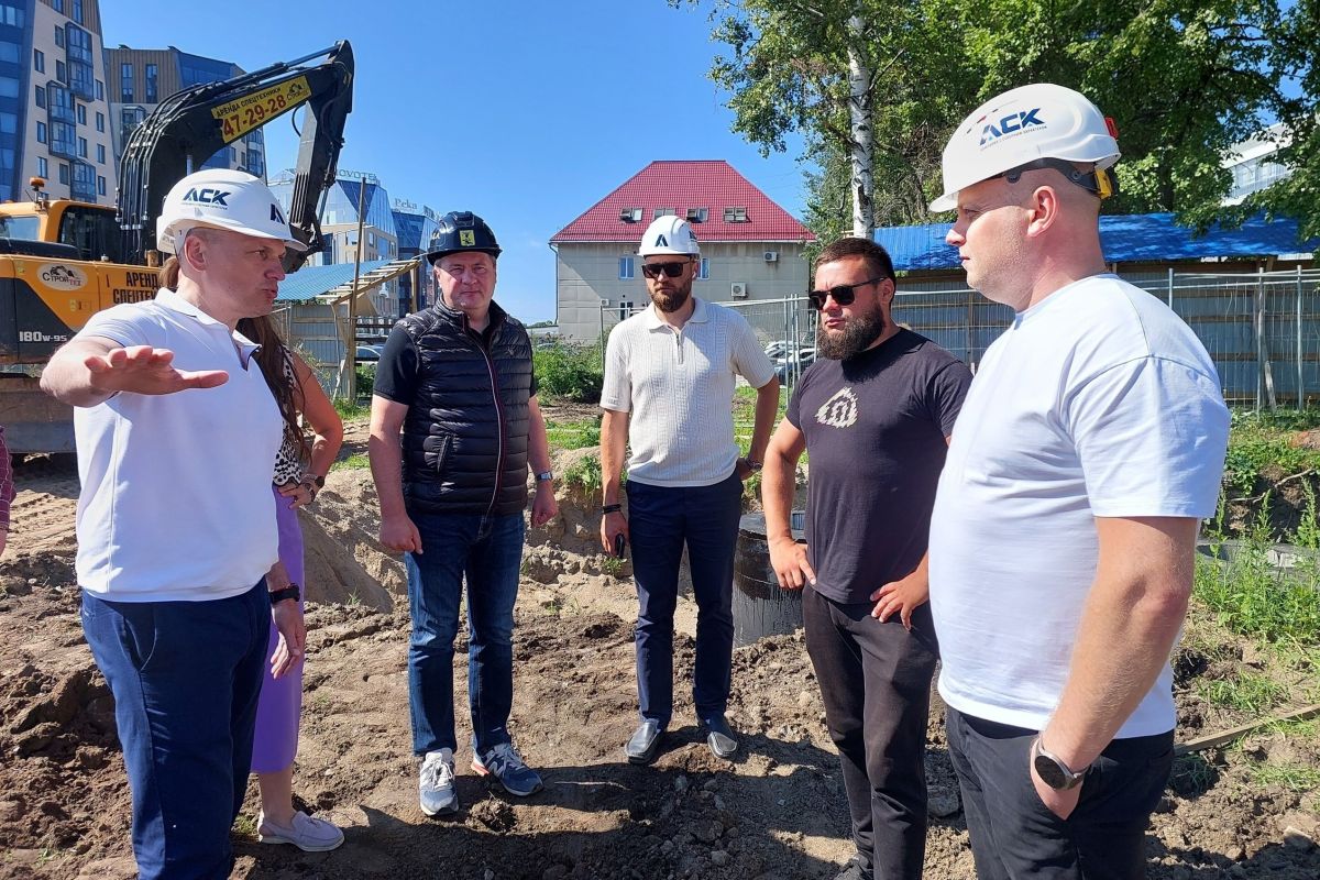 Дмитрий Морев провел выездное совещание на площади Профсоюзов - самом крупном объекте благоустройства Архангельска