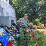 В Нязепетровске партийцы провели субботник на мемориале