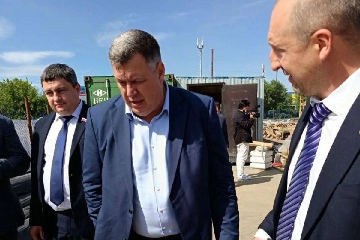 В Орске началась установка стелы «Город трудовой доблести» на площади Гагарина