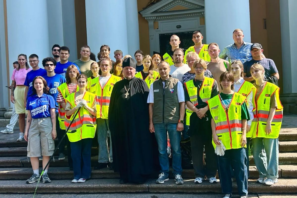 Молодогвардейцы и активисты партпроекта «Чистая страна» провели очередной субботник на территории Александро-Невской Лавры