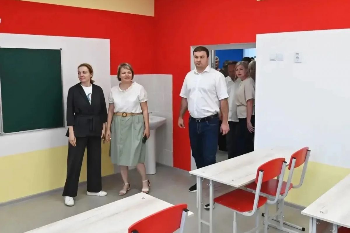 Виталий Хоценко оценил ремонт школы № 1 в Седельниково