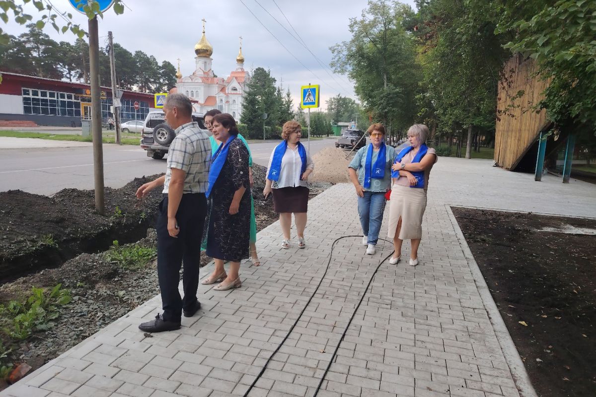 Активисты «Единой России» проверили ход благоустройства мемориального комплекса в Тогучине