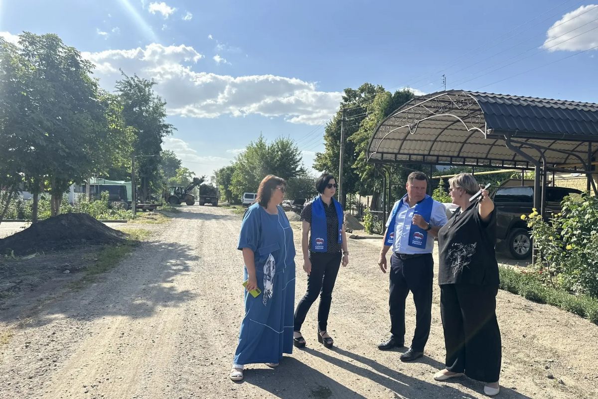 Партийный десант держит на контроле ремонт дороги в Советском округе