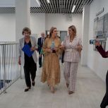 Мария Львова-Белова оценила реконструкцию Экономического лицея в Новосибирске