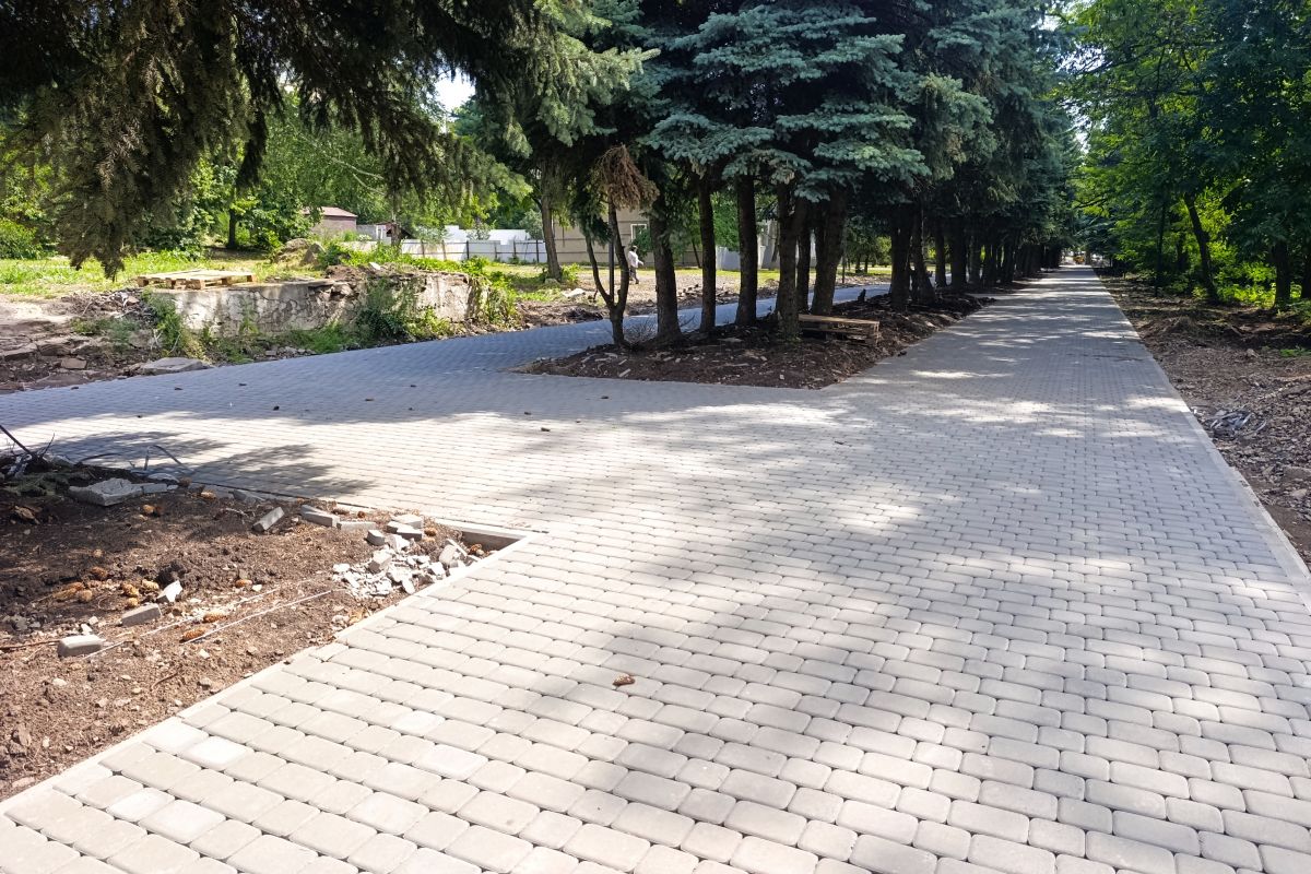 В Антраците продолжается благоустройство площади у Дома культуры имени Ленина