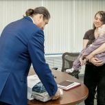 Депутат «Единой России» помог семье с ребенком-инвалидом получить квартиру