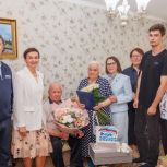 Единороссы поздравили с семью тружеников тыла из Ханты-Мансийска с 75-летием совместной жизни