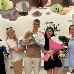 Координатор партпроекта «Крепкая семья» поздравил с рождением тройни липецкую семью
