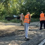 Николай Панков с жителями контролирует ремонт дороги на Улешах