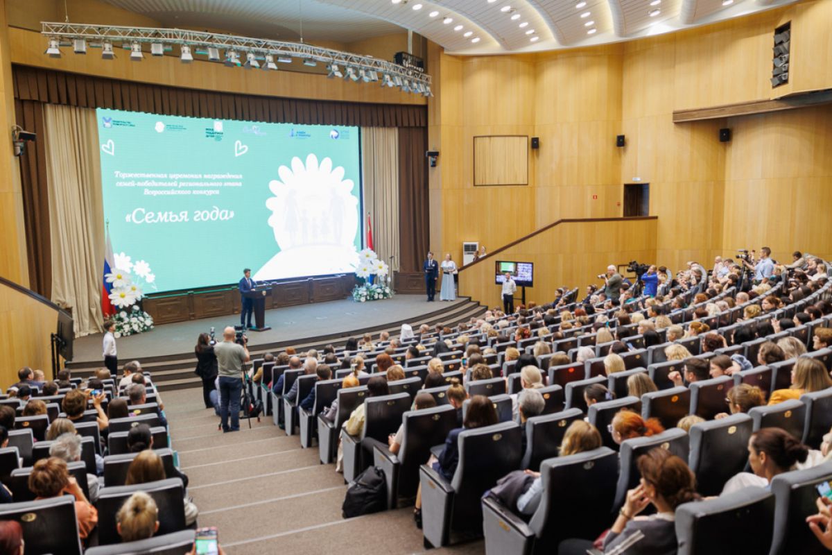 Олег Кожемяко наградил победителей конкурса «Семья года» в Приморье
