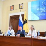 В День семьи, любви и верности лидеры женсоветов и активистки «Женского движения Единой России» обсудили с Губернатором региона вопросы демографии и поддержки семей