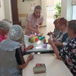 Партийцы «Единой России» провели мастер-класс по рукоделию для пациентов гериатрического центра