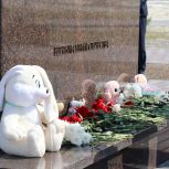 Активисты «Единой России» вместе с югорчанами почтили память детей-жертв войны на Донбассе