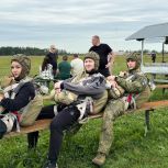 Воспитанники военно-патриотического клуба «Разведчик» из Гаврилов-Яма совершили прыжки с парашютом