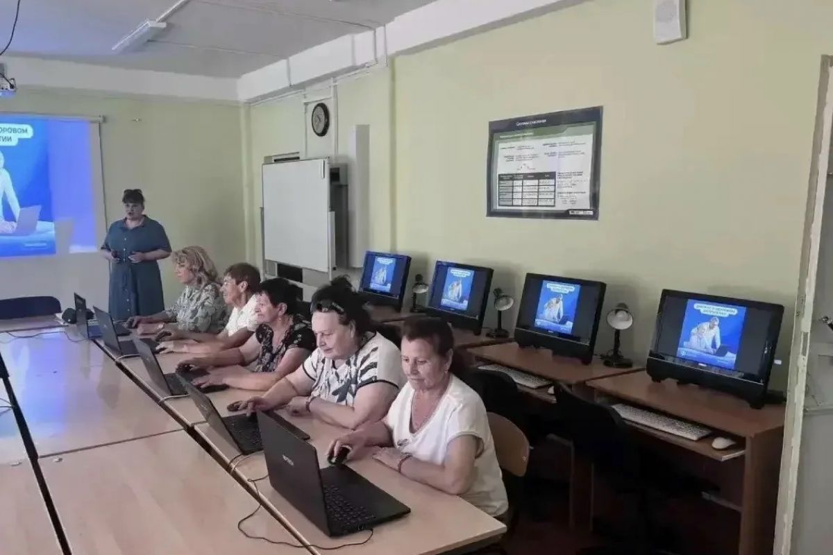 «Серебряные» волонтёры Октябрьского района приняли участие в диктанте «Здоровое долголетие»