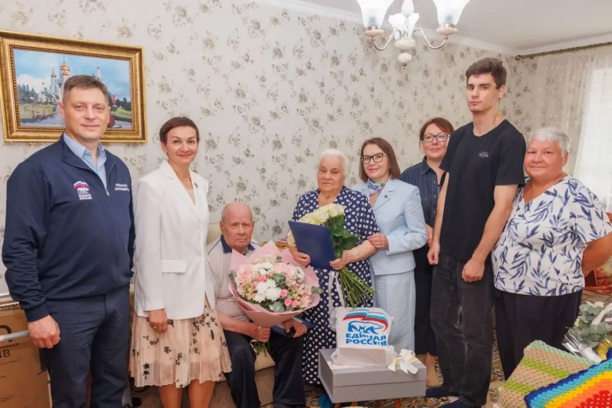 Единороссы поздравили с семью тружеников тыла из Ханты-Мансийска с 75-летием совместной жизни