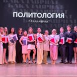 Юлия Литневская вручила дипломы с отличием выпускникам и цветы педагогам Саратовского государственного университета