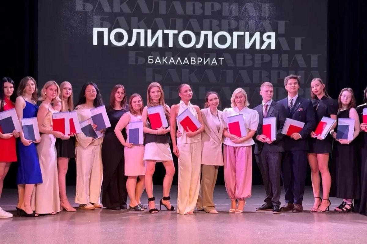 Юлия Литневская вручила дипломы с отличием выпускникам и цветы педагогам Саратовского государственного университета