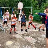 Активисты партпроекта «Детский спорт» проводят зарядки с чемпионами во дворах Благовещенска