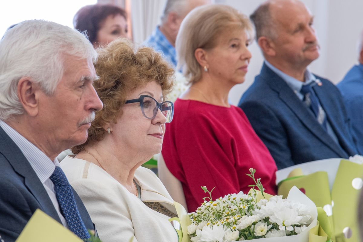 Супружеским парам из Зеленограда вручили памятные медали в День семьи, любви и верности