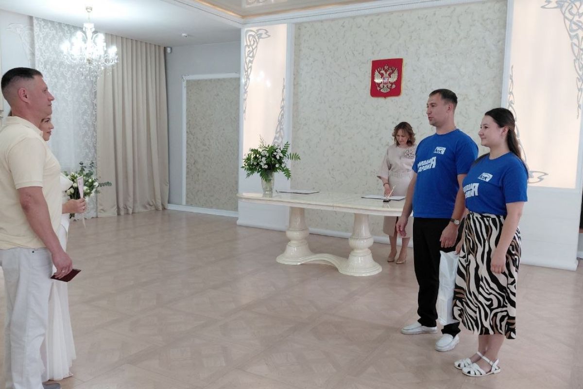 Активисты «Молодой Гвардии» поздравили забайкальских молодоженов с Днем семьи, любви и верности