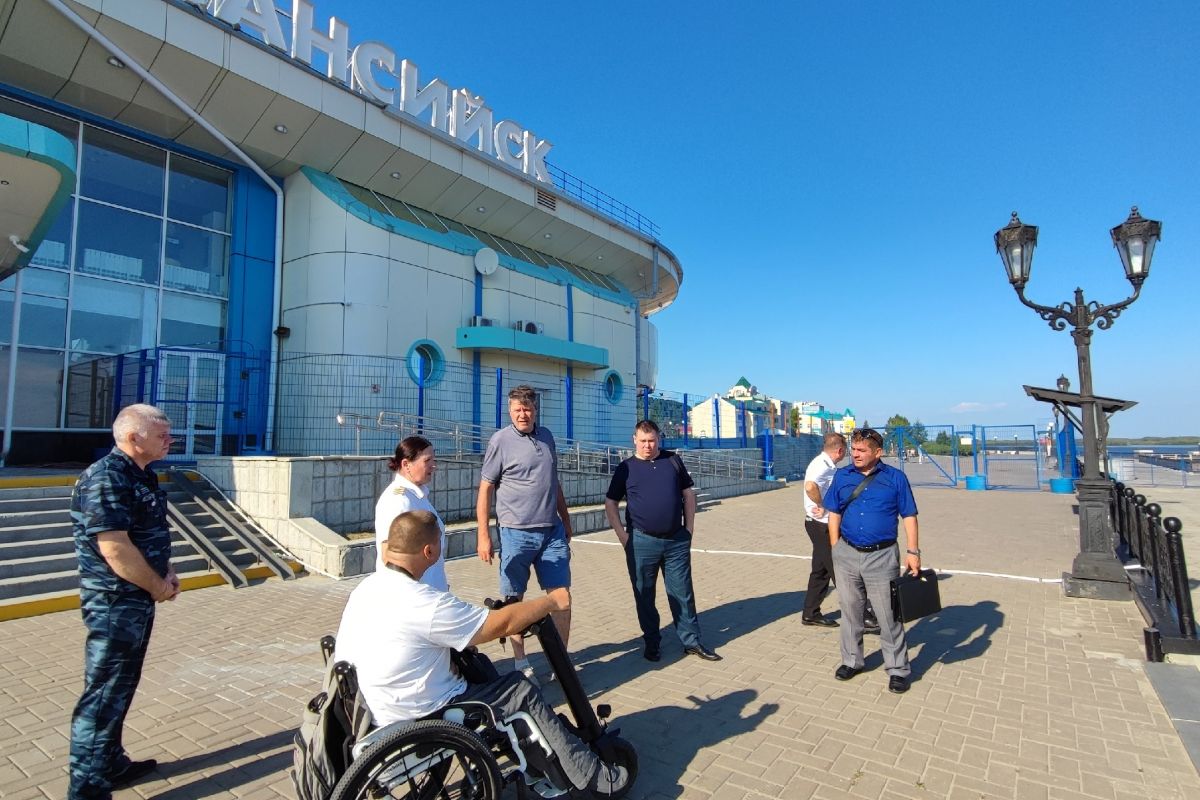 В Ханты-Мансийске сторонники «Единой России» вместе с жителями проверили на доступность авторечвокзал