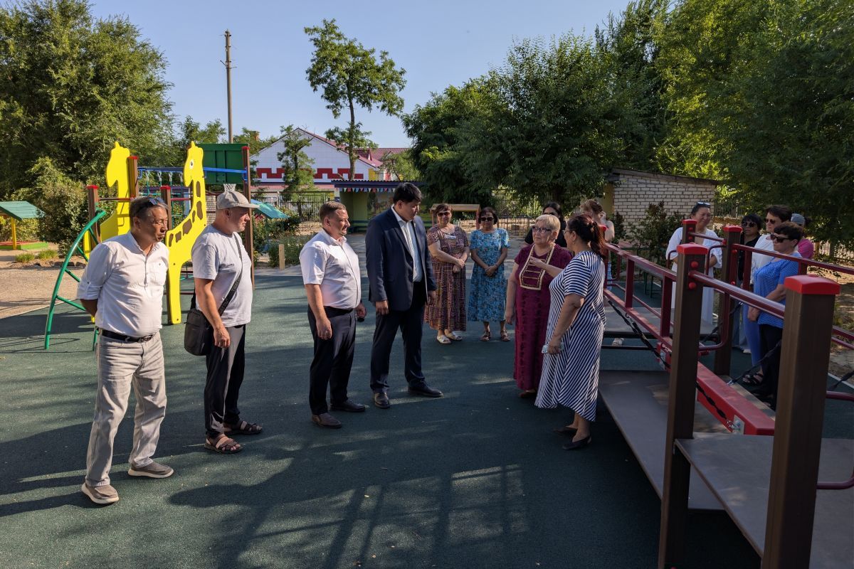 В Элисте в рамках партпроекта «Новая школа» благоустроили детские игровые площадки