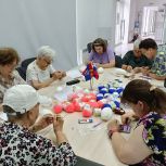 Тепло сердец из Магнитогорска: вязаные триколоры отправятся в зону СВО