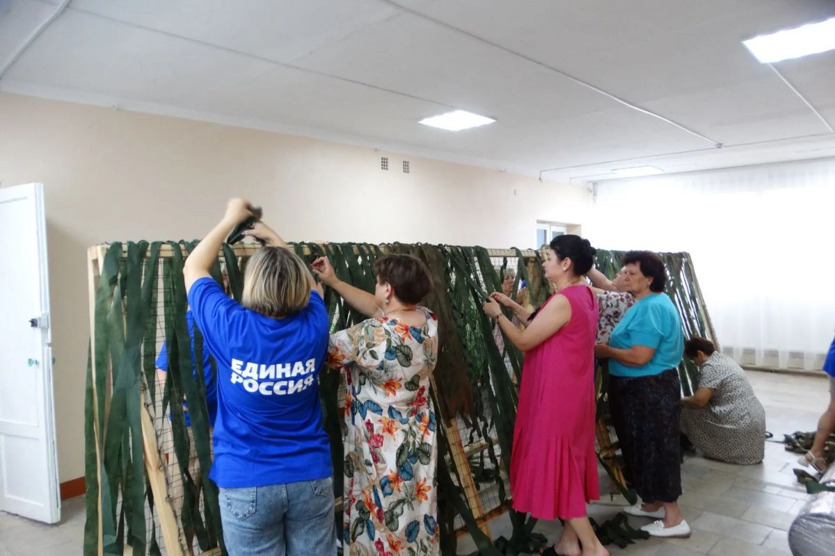 В Гавриловском округе плетут маскировочные сети: партийцы и жители объединились для поддержки бойцов