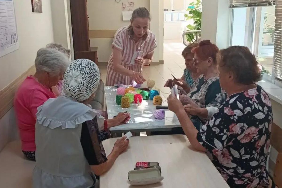 Партийцы «Единой России» провели мастер-класс по рукоделию для пациентов гериатрического центра