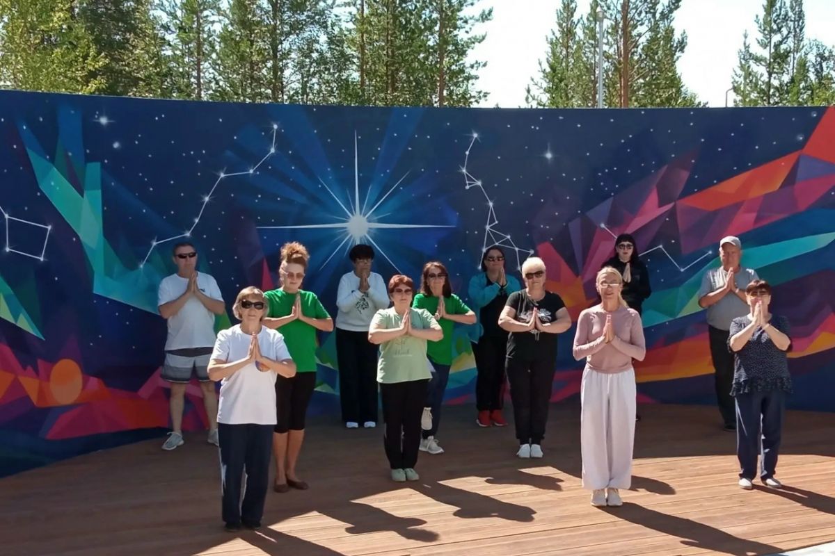 В Муравленко для жителей старшего поколения провели оздоровительную зарядку на свежем воздухе