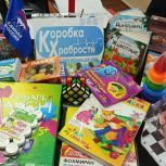 Партийцы передают «Коробки храбрости» для маленьких пациентов