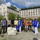 В Югорске активисты «Единой России» привели в порядок сквер «Лукоморье»