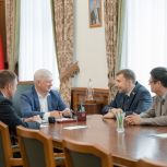 Александр Гусев и Сергей Карякин обсудили запуск в регионе шахматных клубов в госпиталях и уникальную библиотеку