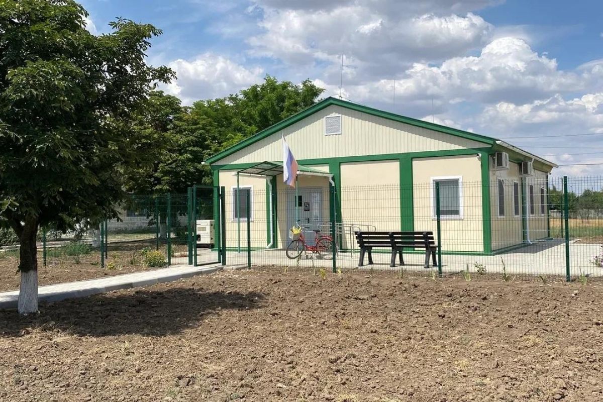 Завершено благоустройство территории нового ФАПа в херсонском селе Шотовка