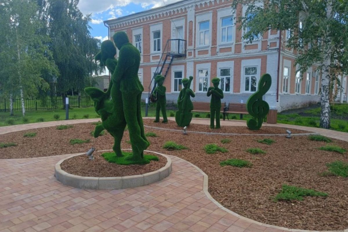 Преобразилась территория у Большеберезниковской школы искусств