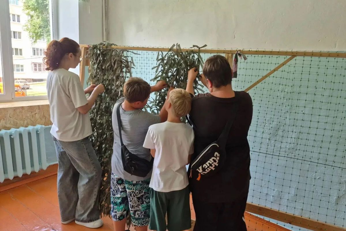 Активисты «Женского движения Единой России» продолжают делать маскировочные сети на СВО