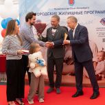 «Каждый раз я очень радуюсь, когда молодые семьи заезжают в своё жильё»: 19 молодых семей получили ключи от новых квартир на Васильевском острове