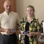 В Каслинском округе - пополнение: активные общественники Виталий Ершов и Кристина Гуломова вступили в ряды «Единой России»