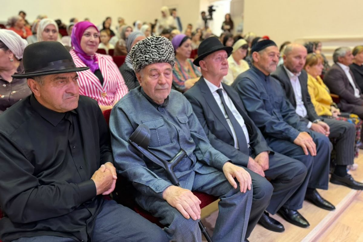В Экажево ко Дню семьи, любви и верности в рамках проекта "Крепкая семья" прошел праздничный концерт для семей участников СВО и жителей Назрановского района