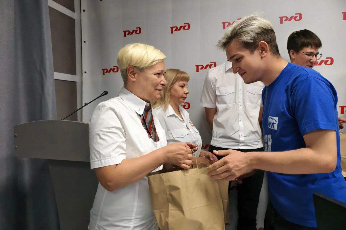 В преддверии Дня железнодорожника «Молодая Гвардия Единой России» посетила Детскую железную дорогу