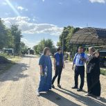 Партийный десант держит на контроле ремонт дороги в Советском округе