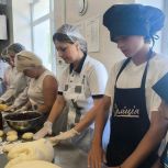 В Беловодской школе №1 активистки «Женского движения» провели мастер-класс по выпечке в рамках акции «Сладкая радость»