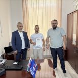 Актив Единой России в Малгобеке поздравил участника СВО с Днем Военно-морского флота