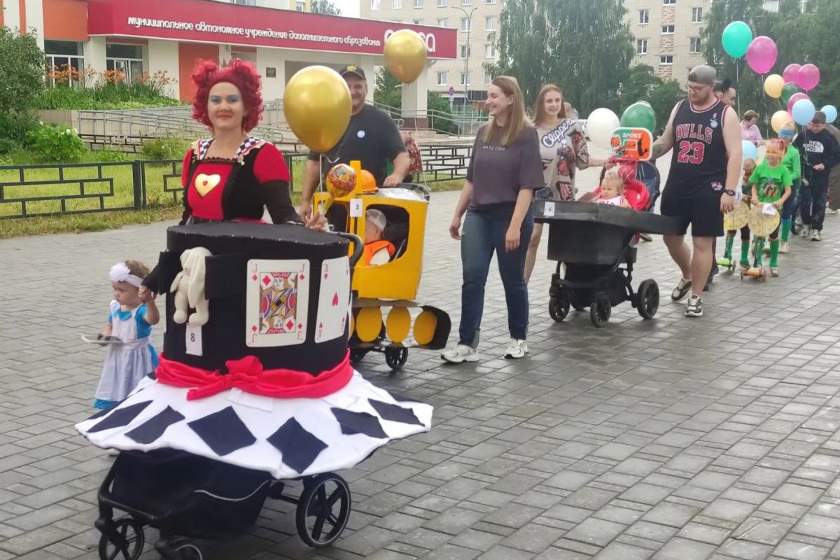 Шляпа, Бэтмен, экскаватор: необычным шествием отметили День семьи, любви и верности жители города Бор