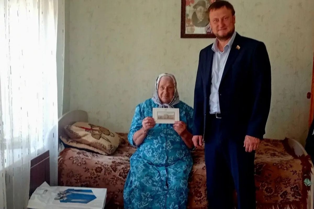 Дмитрий Князев передал поздравления и подарки участнице блокады Ленинграда Евдокии Ивановне Калюкиной в день ее рождения