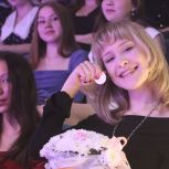 «Единая Россия» поздравляет миасских медалистов с успешным окончанием школы
