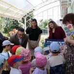 В Майкопе сторонники «Единой России» провели акцию «Коробка храбрости»