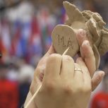 В Штабе общественной поддержки «Единой России» создают глиняные цветы для города-побратима Мариуполя